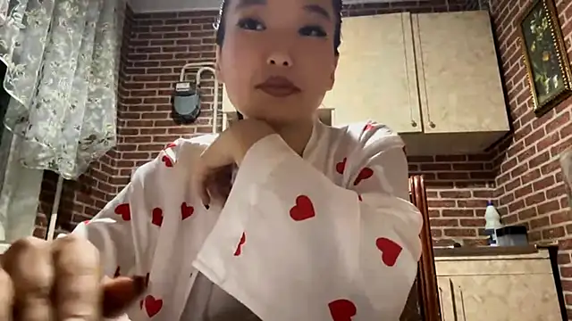 Snapshot of EmmaLeexth chatting on 09-18-25, 02:20 EmmaLeexth online show from 09-18-25, 02:20