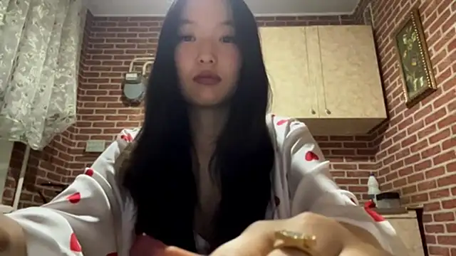 Snapshot of EmmaLeexth chatting on 09-17-25, 05:04 EmmaLeexth online show from 09-17-25, 05:04