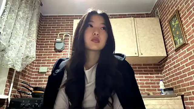 Snapshot of EmmaLeexth chatting on 10-06-25, 02:29 EmmaLeexth online show from 10-06-25, 02:29