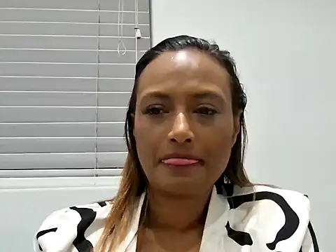 Snapshot of Queen-Of-The-South chatting on 10-18-25, 05:37 Queen-Of-The-South online show from 10-18-25, 05:37
