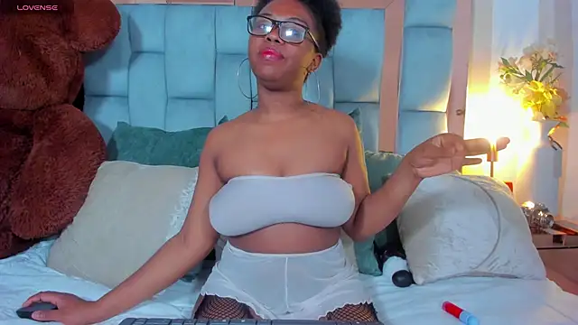 hazellanee online show from 05-15-26, 03:59