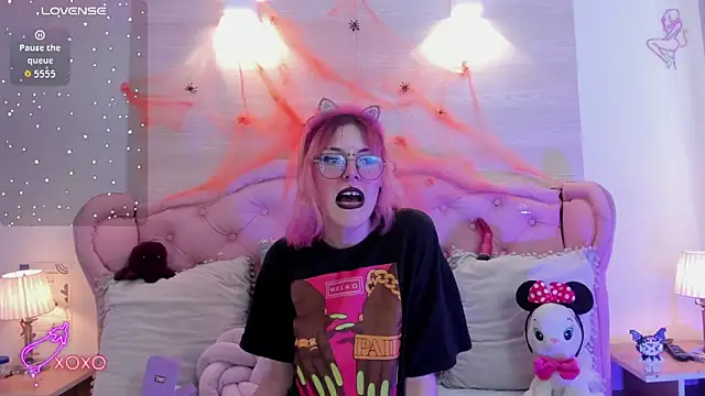 Snapshot of Rossiie_Hunt_ chatting on 10-24-25, 04:17 Rossiie Hunt online show from 10-24-25, 04:17