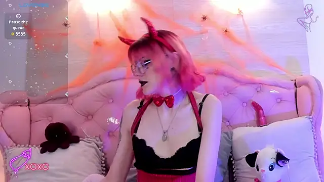 Snapshot of Rossiie_Hunt_ chatting on 10-13-25, 04:19 Rossiie Hunt online show from 10-13-25, 04:19