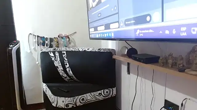 Snapshot of emilywhite48 chatting on 09-19-25, 02:32 emilywhite48 online show from 09-19-25, 02:32