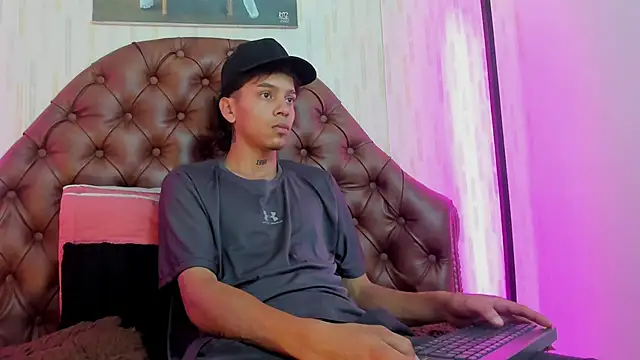 noah blake0 online show from 10-01-25, 02:27