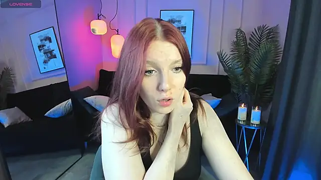 Layla Glam online show from 10-26-25, 05:30