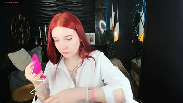 Snapshot of Layla_Glam chatting on 04-26-26, 01:19 Layla Glam online show from 04-26-26, 01:19