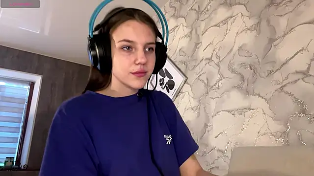 Elira Breeze online show from 03-31-26, 02:30