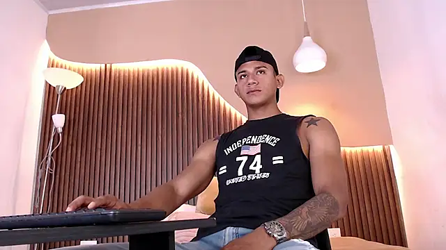 Snapshot of Aiden_steel chatting on 10-01-25, 01:04 Aiden steel online show from 10-01-25, 01:04