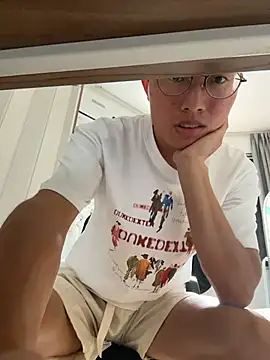 Snapshot of leeyoung_ chatting on 10-08-25, 07:10 leeyoung  online show from 10-08-25, 07:10