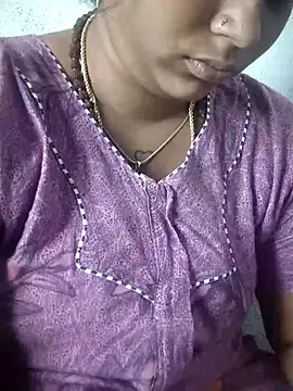 Snapshot of sweetqueen143 chatting on 12-17-25, 07:13 sweetqueen143 online show from 12-17-25, 07:13