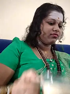 Snapshot of sweetqueen143 chatting on 10-24-25, 04:44 sweetqueen143 online show from 10-24-25, 04:44