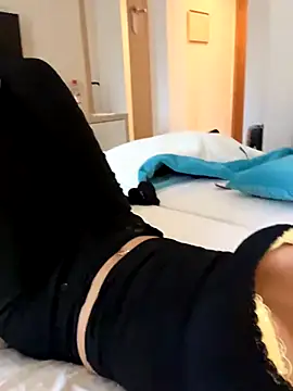 Snapshot of Bellablows chatting on 09-30-25, 04:24 Bellablows online show from 09-30-25, 04:24