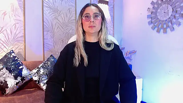 LunaaGrey  online show from 10-10-25, 03:51