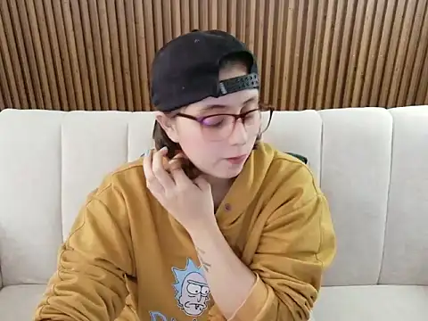 Snapshot of dirty_feelena chatting on 02-25-26, 06:30 dirty feelena online show from 02-25-26, 06:30