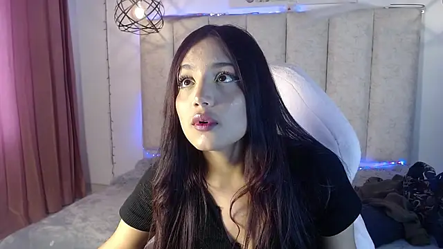 Snapshot of ladymooncs chatting on 06-12-26, 05:32 ladymooncs online show from 06-12-26, 05:32
