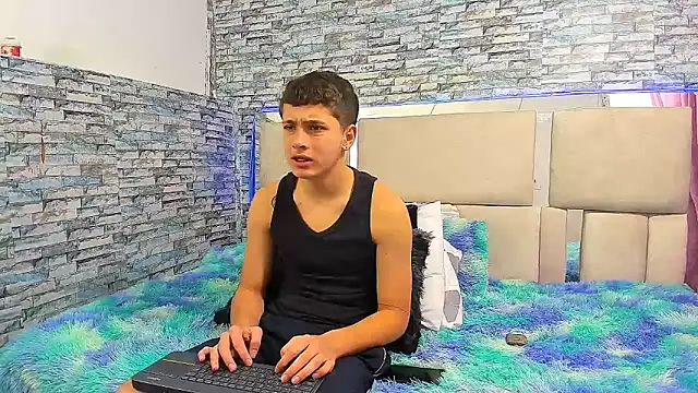 Julian wolf18 online show from 10-23-25, 03:32