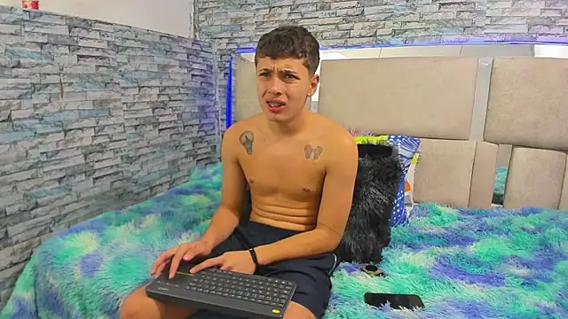 Julian wolf18 online show from 10-31-25, 04:03