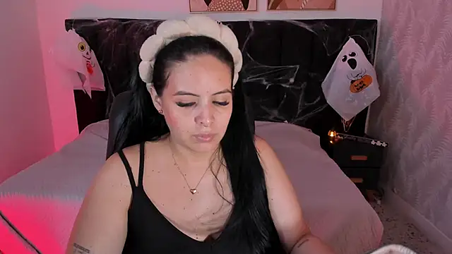 Snapshot of camiladuke7 chatting on 10-28-25, 07:35 camiladuke7 online show from 10-28-25, 07:35