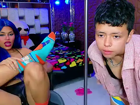 Snapshot of Twindesires chatting on 09-30-25, 10:38 Twindesires online show from 09-30-25, 10:38