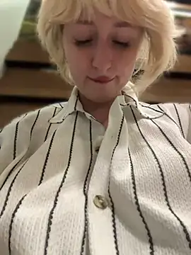 Snapshot of RonnieKiss chatting on 05-24-26, 08:36 RonnieKiss online show from 05-24-26, 08:36