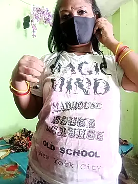Snapshot of Mona_darling21 chatting on 05-19-26, 06:31 Mona darling21 online show from 05-19-26, 06:31
