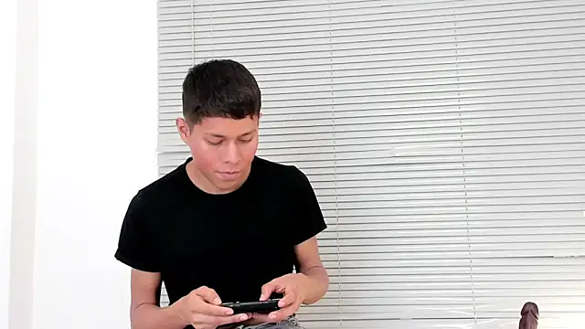 Snapshot of Little_liam chatting on 10-19-25, 08:11 Little liam online show from 10-19-25, 08:11
