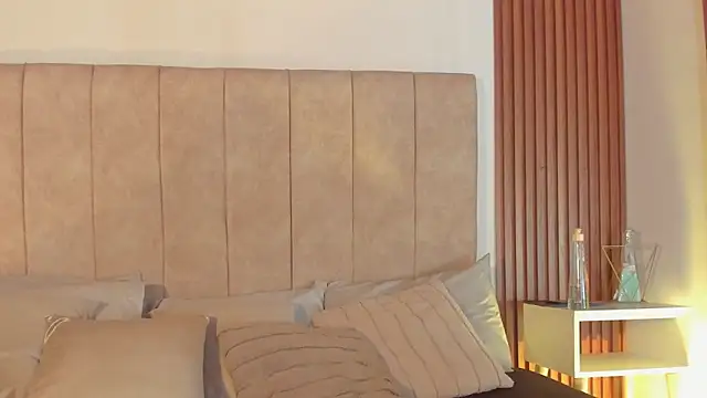 Lauraa saenz11 online show from 11-18-25, 07:50