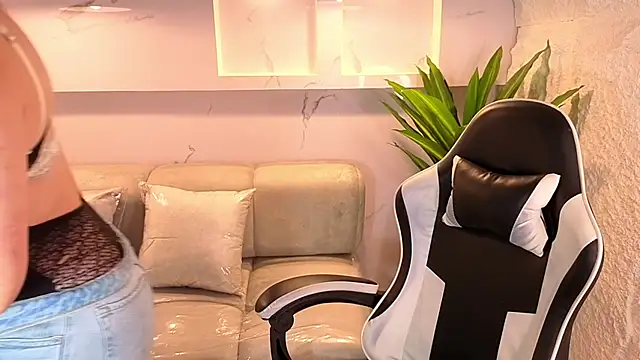 scarlett smith tp online show from 12-17-25, 12:43