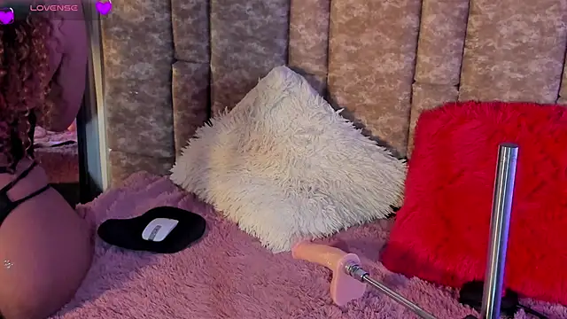 Snapshot of Missdionne_curly chatting on 12-19-25, 12:07 Missdionne curly online show from 12-19-25, 12:07