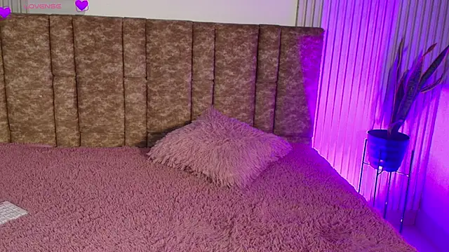 Snapshot of Missdionne_curly chatting on 02-27-26, 11:43 Missdionne curly online show from 02-27-26, 11:43