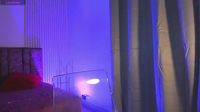 Snapshot of Missdionne_curly chatting on 12-20-25, 11:35 Missdionne curly online show from 12-20-25, 11:35