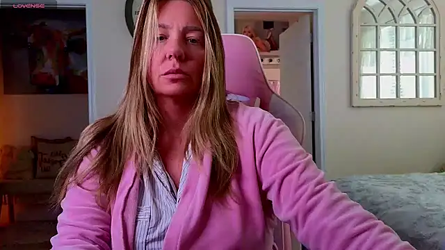 Snapshot of STIFFLERSMOMM chatting on 10-25-25, 06:30 STIFFLERSMOMM online show from 10-25-25, 06:30