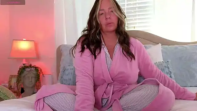 Snapshot of STIFFLERSMOMM chatting on 10-31-25, 02:13 STIFFLERSMOMM online show from 10-31-25, 02:13