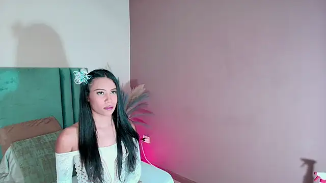 Snapshot of EmmaSaintt chatting on 10-17-25, 12:47 EmmaSaintt online show from 10-17-25, 12:47