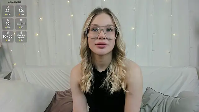 Snapshot of LisaRiza chatting on 09-22-25, 08:20 LisaRiza online show from 09-22-25, 08:20