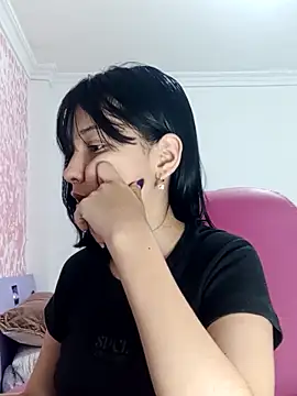 Snapshot of xoxo_milk chatting on 02-19-26, 07:44 xoxo milk online show from 02-19-26, 07:44