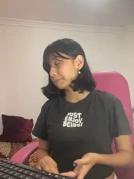 Snapshot of xoxo_milk chatting on 02-15-26, 01:39 xoxo milk online show from 02-15-26, 01:39