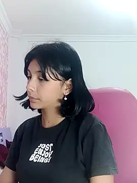 Snapshot of xoxo_milk chatting on 02-20-26, 06:32 xoxo milk online show from 02-20-26, 06:32