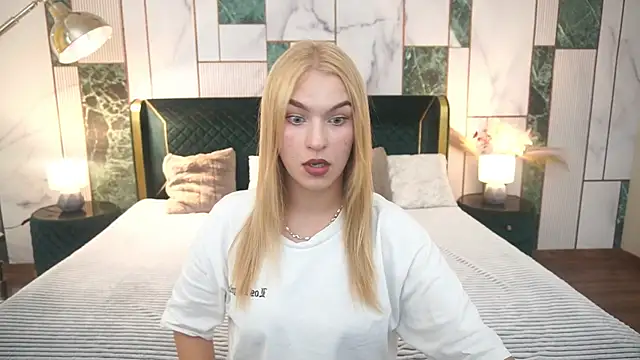 Snapshot of AlinaLiii chatting on 07-26-26, 12:23 AlinaLiii online show from 07-26-26, 12:23