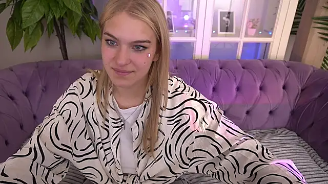 Snapshot of AlinaLiii chatting on 06-15-26, 07:30 AlinaLiii online show from 06-15-26, 07:30