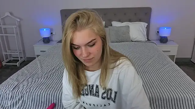 AlinaLiii online show from 04-28-26, 07:51
