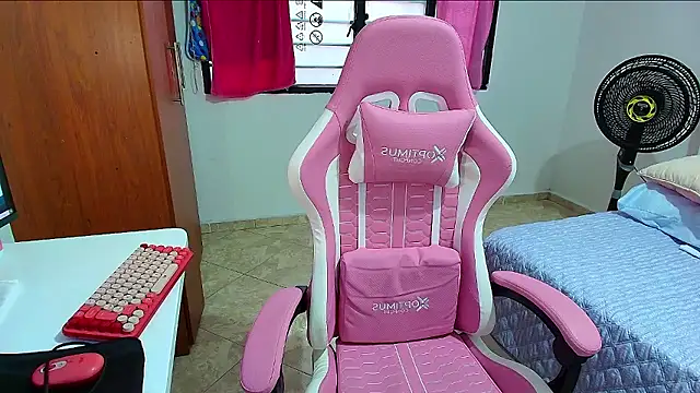 Snapshot of Julieta_Rose19 chatting on 10-11-25, 10:11 Julieta Rose19 online show from 10-11-25, 10:11