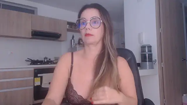 Snapshot of LovePaula chatting on 06-18-26, 11:04 LovePaula online show from 06-18-26, 11:04