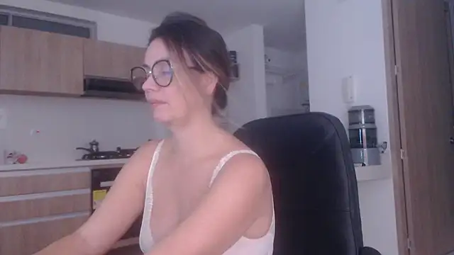 Snapshot of LovePaula chatting on 06-28-26, 12:28 LovePaula online show from 06-28-26, 12:28