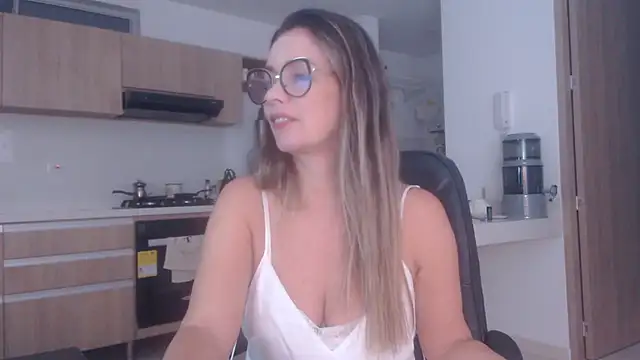 Snapshot of LovePaula chatting on 04-16-26, 11:11 LovePaula online show from 04-16-26, 11:11