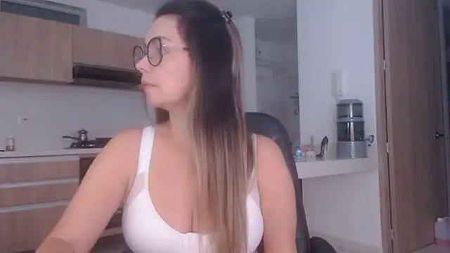 Snapshot of LovePaula chatting on 06-20-26, 02:16 LovePaula online show from 06-20-26, 02:16