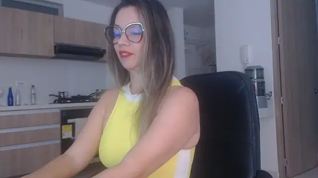 Snapshot of LovePaula chatting on 06-02-26, 11:43 LovePaula online show from 06-02-26, 11:43