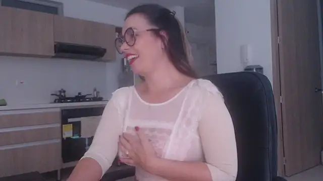 Snapshot of LovePaula chatting on 07-12-26, 11:44 LovePaula online show from 07-12-26, 11:44