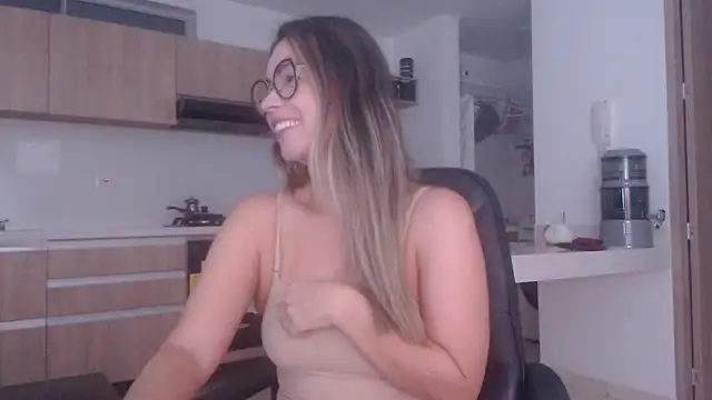 Snapshot of LovePaula chatting on 03-26-26, 10:46 LovePaula online show from 03-26-26, 10:46
